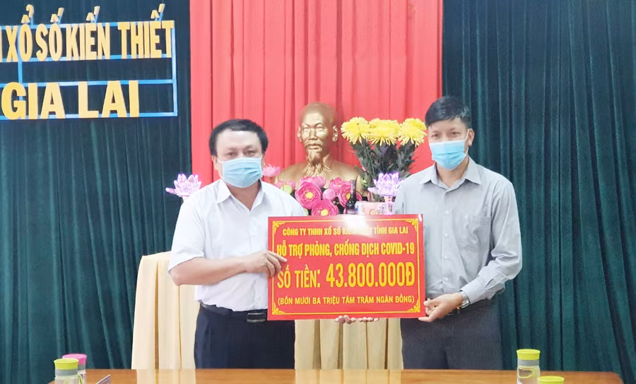  Công ty TNHH Xổ số kiến thiết Gia Lai trao số tiền quyên góp ủng hộ phòng-chống dịch Covid-19 cho đại diện lãnh đạo Ủy ban MTTQ Việt Nam tỉnh. Ảnh: Hải Bình