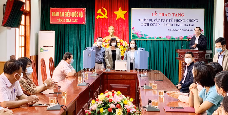 Phó Chủ tịch UBND tỉnh Nguyễn Thị Thanh Lịch (giữa) tiếp nhận trang-thiết bị do Đoàn Đại biểu Quốc hội tỉnh trao tặng. Ảnh: Như Nguyện