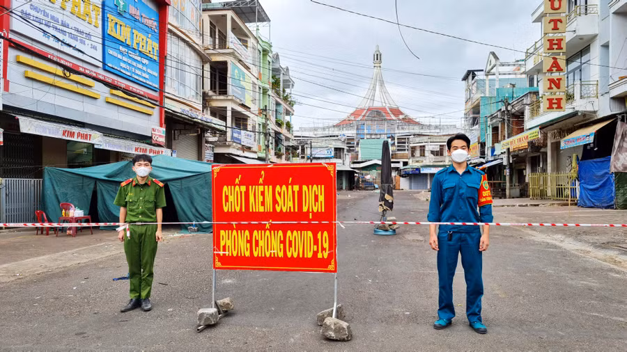 Lực lượng chức năng trực chốt phòng-chống dịch Covid-19 tại cổng Trung tâm thương mại TP.Pleiku đường Nguyễn Thiện Thuật (phường Diên Hồng, TP. Pleiku). Ảnh: Bá Bính