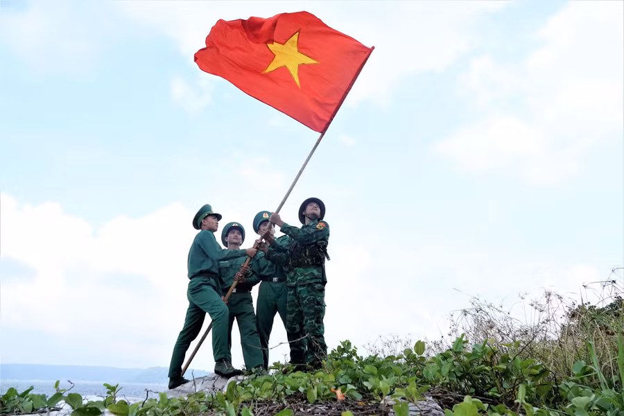 Cắm cờ Tổ quốc trên mũi đá phía đông bắc đảo Hòn Nhạn