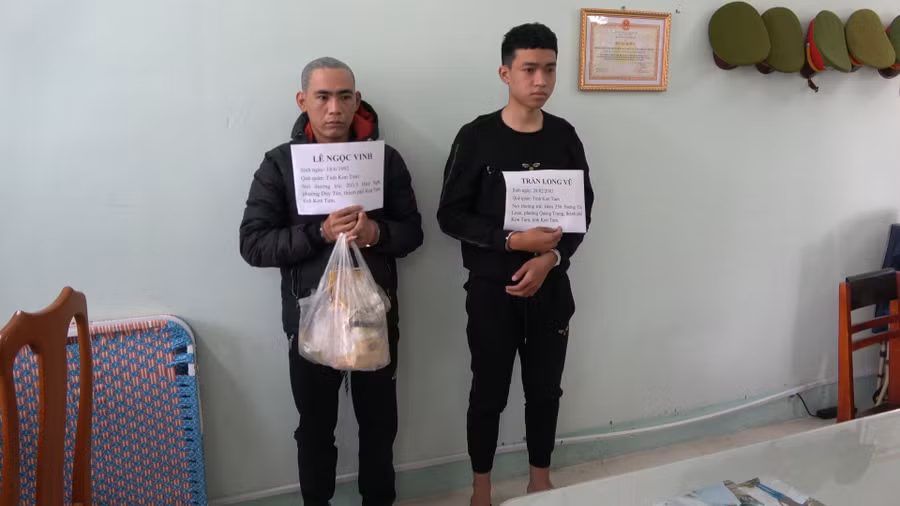 Đối tượng Lê Ngọc Vinh và Trần Long Vũ cùng tang vật 2kg ma túy. Ảnh: HA Đối tượng Lê Ngọc Vinh và Trần Long Vũ cùng tang vật 2kg ma túy. Ảnh: HA