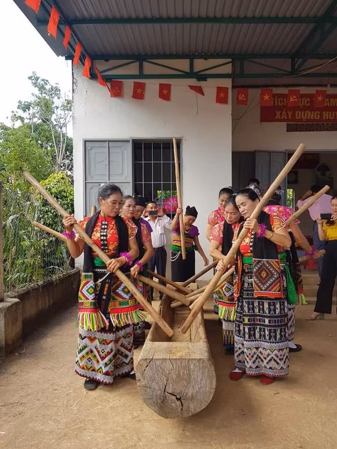 Người dân cùng tham gia làm du lịch cộng đồng. Ảnh: Ban quản lý Công viên địa chất toàn cầu ở Đắk Nông