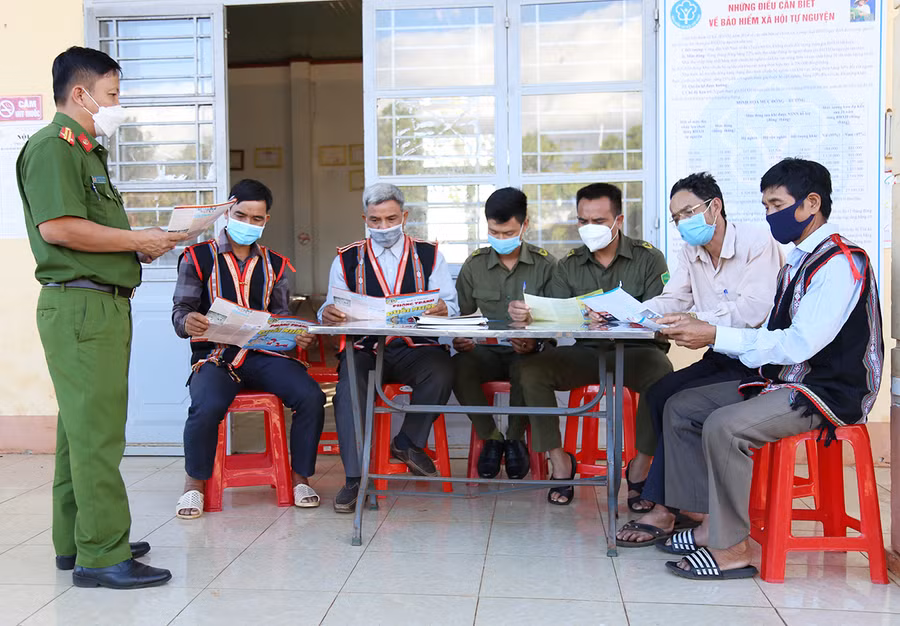Trung tá Nguyễn Đức Hưng-Trưởng Công an xã Ia Sao phát tài liệu tuyên truyền cho người có uy tín làng Nang. Ảnh: Thúy Trinh Trung tá Nguyễn Đức Hưng-Trưởng Công an xã Ia Sao phát tài liệu tuyên truyền cho người có uy tín làng Nang. Ảnh: Thúy Trinh