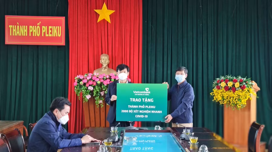 Chủ tịch UBND TP. Pleiku Đỗ Việt Hưng tiếp nhận 2000 bộ test nhanh Covis-19 từ đại diện Ngân hàng Vietcombank chi nhánh Kỳ Đồng (TP. Hồ Chí Minh). Ảnh: Bá Bính