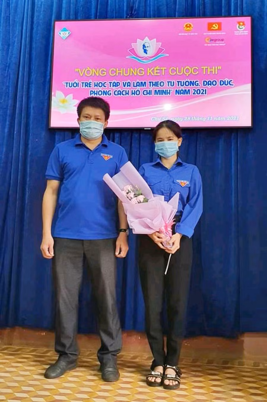  Em Nguyễn Mai Anh (bìa phải, lớp 12A3, Trường THPT Nguyễn Bỉnh Khiêm, huyện Chư Sê) đạt giải khuyến khích cuộc thi “Tuổi trẻ học tập và làm theo tư tưởng, đạo đức, phong cách Hồ Chí Minh năm 2021. Ảnh Phan Lài