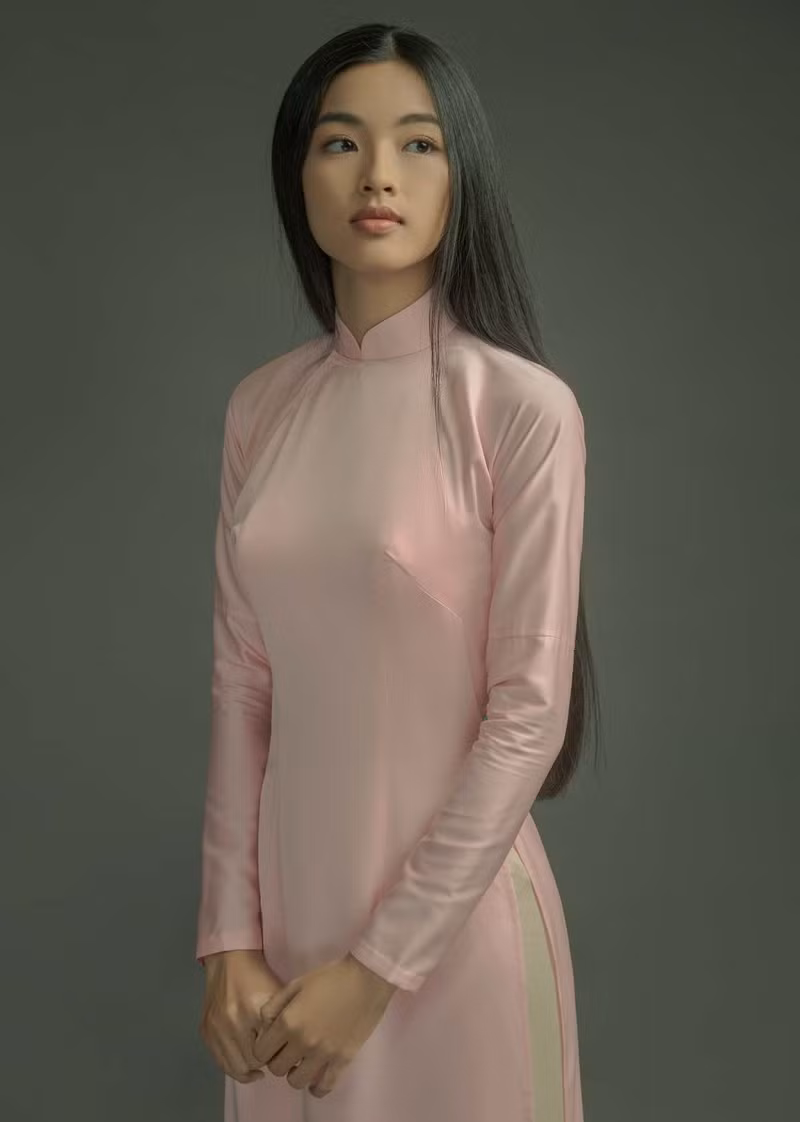 Hiện Lan Thy đang theo học trường Đại học Y khoa Phạm Ngọc Thạch, TPHCM. Cách đây không bao lâu, cô cũng tung bộ ảnh với phong cách áo dài xưa. Ảnh: NSCC.