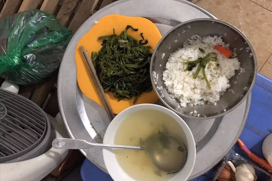 Bữa cơm của một nữ công nhân với món duy nhất là rau muống, trong khi đó, lương tối thiểu vùng chưa hề tăng suốt 2 năm qua. Ảnh: Tất Thảo