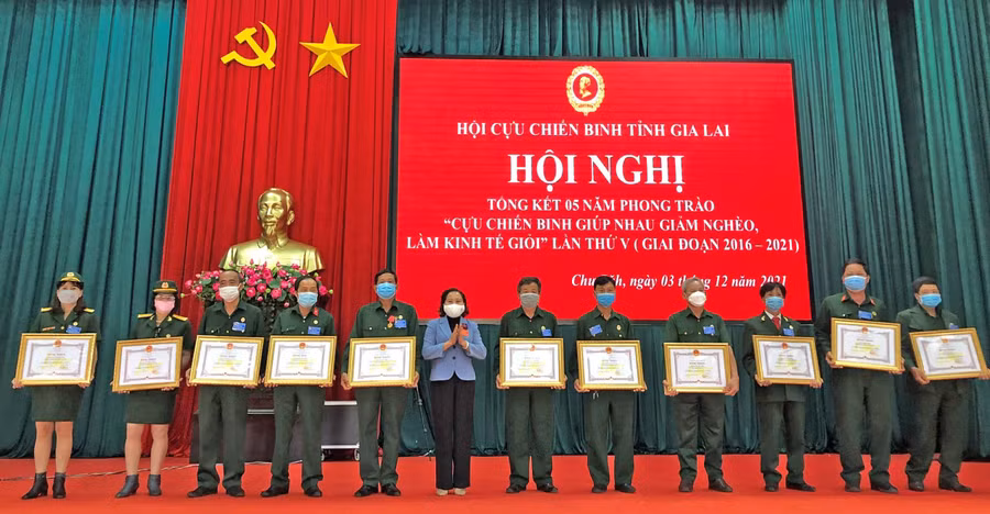 Bà Ayun H'Bút-Phó Chủ tịch HĐND tỉnh trao bằng khen của Chủ tịch UBND tỉnh cho các cá nhân đạt thành tích xuất sắc trong phong trào giai đoạn 2016-2021. Ảnh: Phương Dung