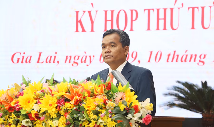 Ủy viên Ban Chấp hành Trung ương Đảng, Bí thư Tỉnh ủy, Chủ tịch HĐND tỉnh phát biểu khai mạc kỳ họp. Ảnh: Tấn Thi