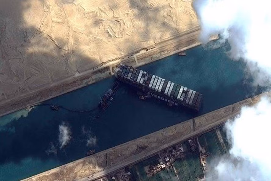 Tàu chở hàng Ever Given mắc kẹt ở kênh đào Suez hôm 23.3. Ảnh: AFP Tàu chở hàng Ever Given mắc kẹt ở kênh đào Suez hôm 23.3. Ảnh: AFP