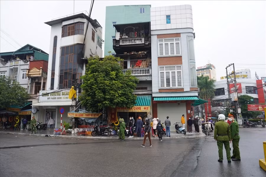 Đến sáng 27.12, lực lượng chức năng vẫn đang phong tỏa, khám nghiệm hiện trường ngôi nhà. Ảnh: Q.D