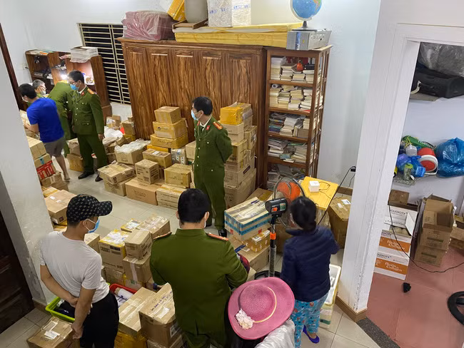 Cơ quan công an kiểm tra lô hàng của bà Trần Thị Linh. Ảnh: C.A. Cơ quan công an kiểm tra lô hàng của bà Trần Thị Linh. Ảnh: C.A.