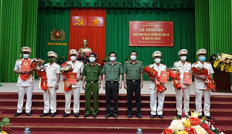 Ban giám đốc Công an Bình Thuận và 6 sĩ quan vừa được điều động, bổ nhiệm. Ảnh CABT.