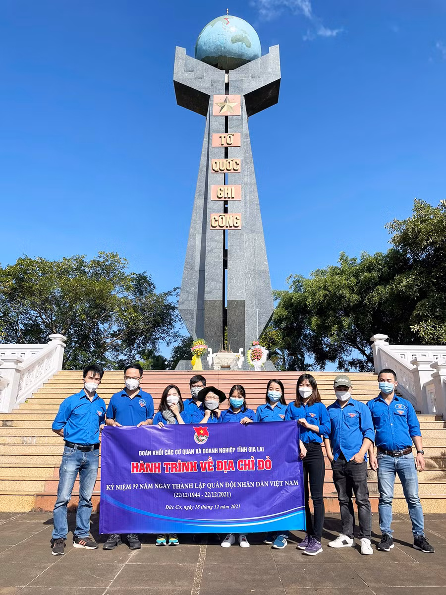  Đoàn khối các Cơ quan và Doanh nghiệp tỉnh hành trình về “địa chỉ đỏ” tại Nghĩa trang Liệt sĩ huyện Đức Cơ. Ảnh: Thủy Bình