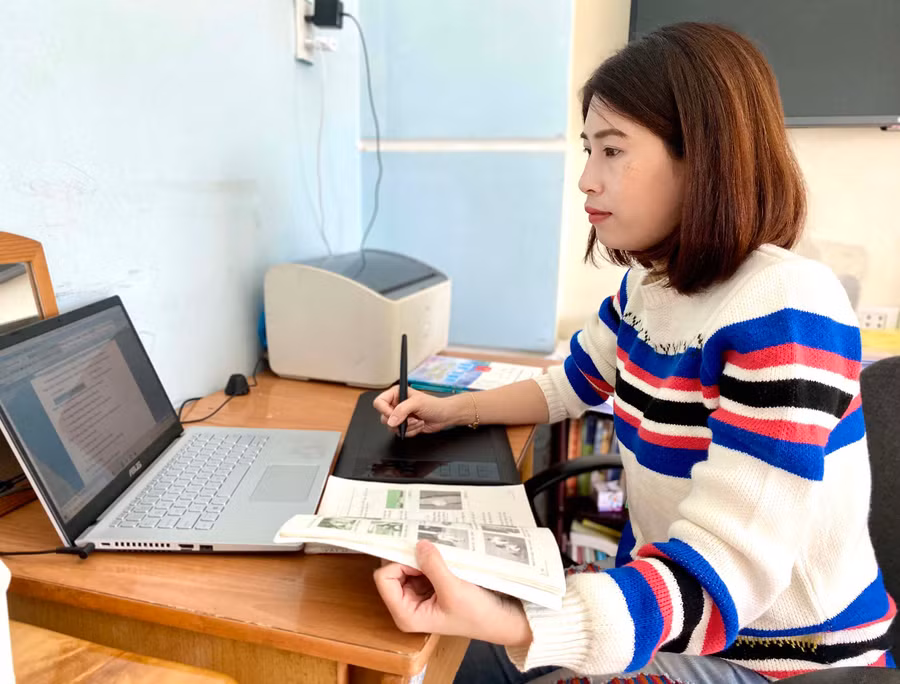  Cô giáo Nguyễn Lê Thanh Nga (phường Ia Kring, TP. Pleiku) không ngừng học tập để nâng cao trình độ chuyên môn, nghiệp vụ. Ảnh: Mộc Trà