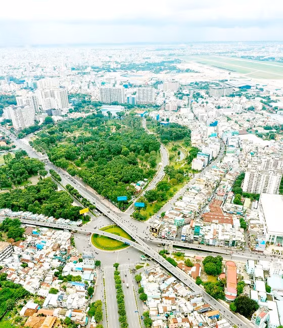 Cầu vượt Trường Sơn nhằm giảm ùn tắc và tai nạn giao thông giai đoạn 2016-2020 tại khu vực sân bay Tân Sơn Nhất. Ảnh: Hoàng Hùng