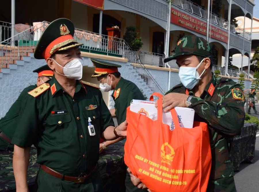 Trung tướng Ngô Minh Tiến, Phó tổng tham mưu trưởng Quân đội nhân dân Việt Nam, trao quà hỗ trợ phòng chống dịch của Quân ủy T.Ư - Bộ Quốc phòng tại địa bàn TP.HCM - Ảnh: Bảo Thư