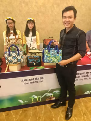 Anh Khưu Tấn Bửu quảng bá túi xách gạo trong một hội chợ triển lãm. Ảnh: Ca Linh
