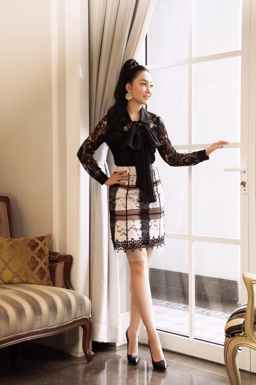 Với trang phục ren lần này, NTK Đỗ Mạnh Cường áp dụng cách xử lý rập, kết hợp nhiều họa tiết ren tương tự với dòng sản phẩm cao cấp.