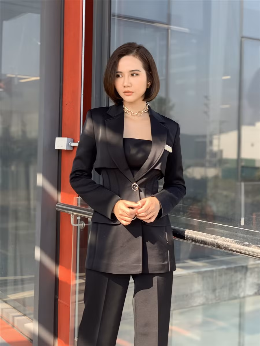Các trang phục của Vân Trang cũng liên tục biến hoá trên phim, nhưng cơ bản trung thành với style năng động, thanh lịch. Ảnh: NSCC