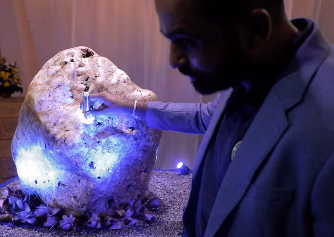 Hòn đá sapphire nặng 310 kg. Ảnh: Reuters
