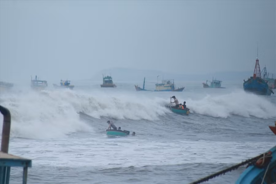 Sóng lớn sáng 19.12. Ảnh: Minh Hiệu