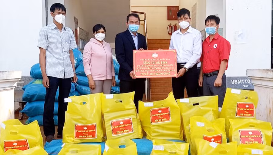  Ông Đinh Ngọc Hải-Phó Chủ tịch Ủy ban MTTQ Việt Nam tỉnh Gia Lai (thứ 2 bên phải sang) trao tặng 526 túi an sinh cho các hộ dân đang gặp khó khăn do bị ảnh hưởng bởi dịch Covid-19 trên địa bàn huyện Chư Sê. Ảnh: Ngọc Anh