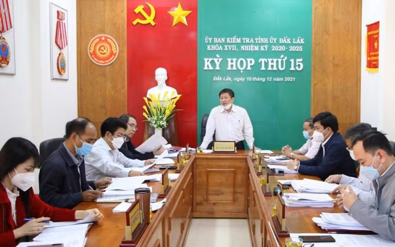 Kỳ họp thứ 15 của UBKT Tỉnh ủy Đắk Lắk xem xét, thi hành kỷ luật nhiều cán bộ, đảng viên. Ảnh: Lê Thành