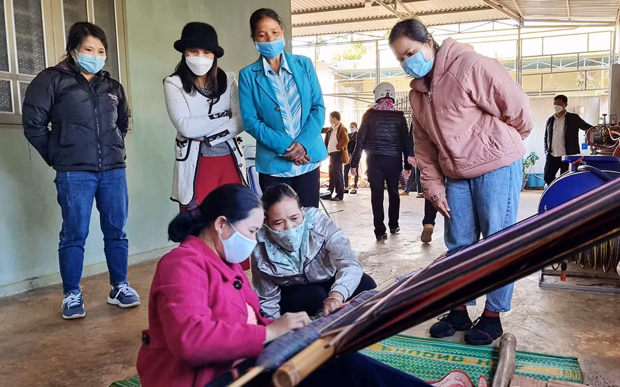  Nghệ nhân H'Bloih hướng dẫn các học viên dệt thổ cẩm. ảnh: Bá Bính