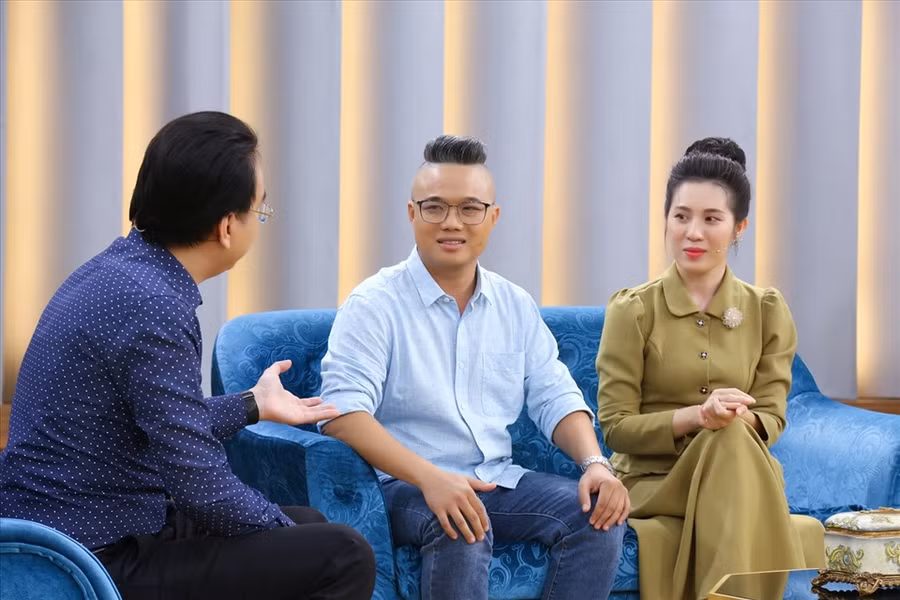 Vợ chồng chị Thu Hằng chia sẻ với chuyên gia. Ảnh: CTCC.