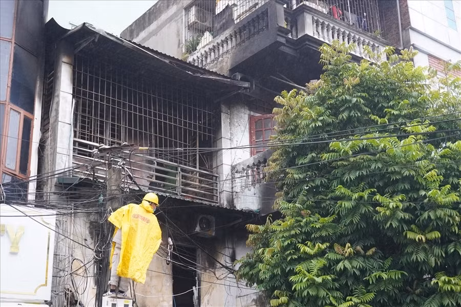 Ngôi nhà bị cháy là cửa hàng bán bể cá cảnh (số 02, đường Triệu Quốc Đạt, phường Điện Biên, TP.Thanh Hóa). Ảnh: Q.D