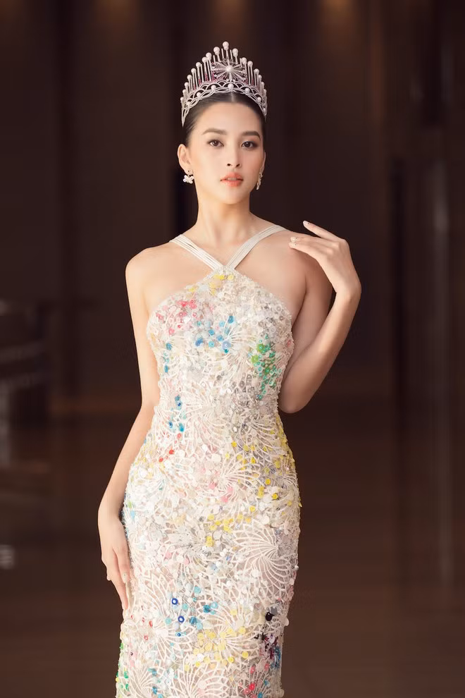 Hoa hậu Tiểu Vy sải bước đến sự kiện họp báo Hoa hậu Việt Nam 2020 trong bộ cánh xuyên thấu của nhà thiết kế Công Trí. Chiếc váy khéo léo khoe trọn đường cong nóng bỏng của nàng hậu sinh năm 2000. Được biết ở thời điểm hiện tại, người đẹp sở hữu số đo ba vòng 85-63-95. Điểm nhấn là chiếc vương miện đắt giá mà cô đã sở hữu trong suốt 2 năm đương nhiệm ẢNH: BTC