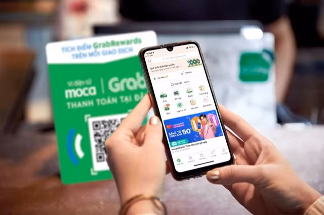 Người tiêu dùng có thể sử dụng ứng dụng của Lazada trên app của grap. Ảnh: NVCC