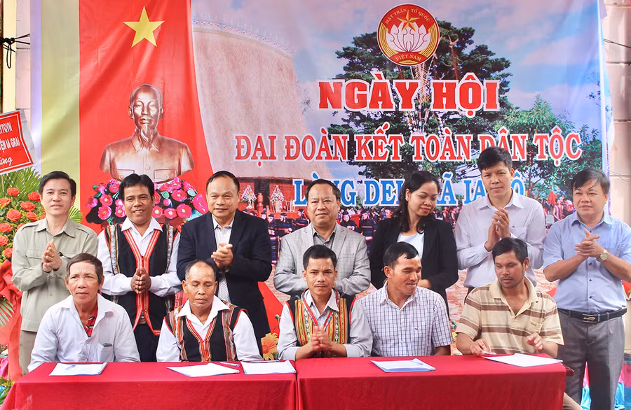 Đại diện 5 gia đình tiêu biểu của làng Del ký kết giao ước thi đua trước sự chứng kiến của các đại biểu. Ảnh Phan Lài Đại diện 5 gia đình tiêu biểu của làng Del ký kết giao ước thi đua trước sự chứng kiến của các đại biểu. Ảnh Phan Lài