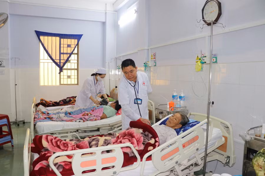 Người dân đến khám, điều trị bệnh tại Trung tâm Y tế thị xã An Khê. Ảnh Ngọc Minh.JPG