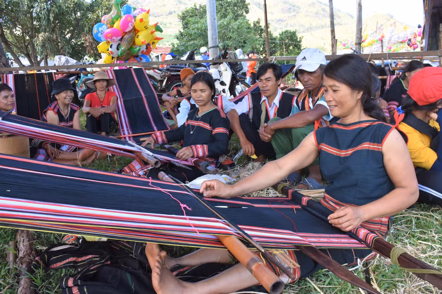 Các nghệ nhân trình diễn nghề dệt thổ cẩm tại lễ hội. Ảnh: Nguyễn Giang Dệt thổ cẩm thu hút khách du lịch tìm hiểu. Ảnh: Trần Dung