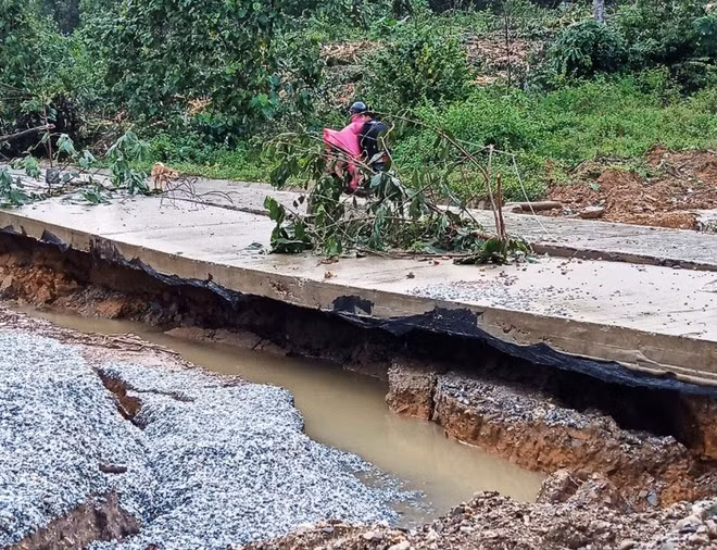 Vết nứt tại nóc Ông Khương còn cắt ngang tuyến đường ĐH gây hư hỏng nặng
