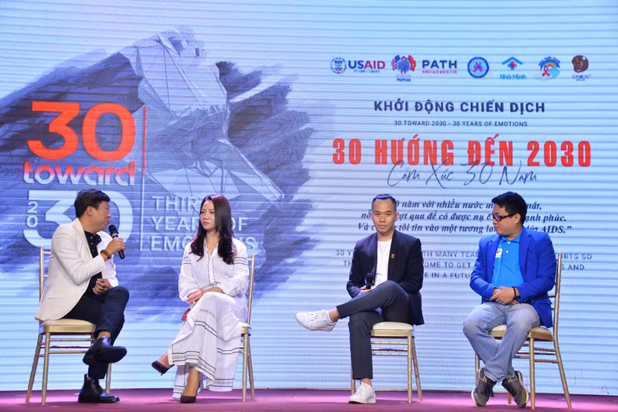 "Đêm Cảm xúc 30 năm" là một đêm triển lãm những kỷ vật, công trình, tài liệu và cả những hình ảnh nhân vật sống với HIV trong suốt nhiều năm qua.