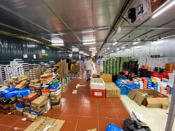 Kho hàng lậu rộng gần 10.000 m2 ở TP Lào Cai - Ảnh: NLĐO