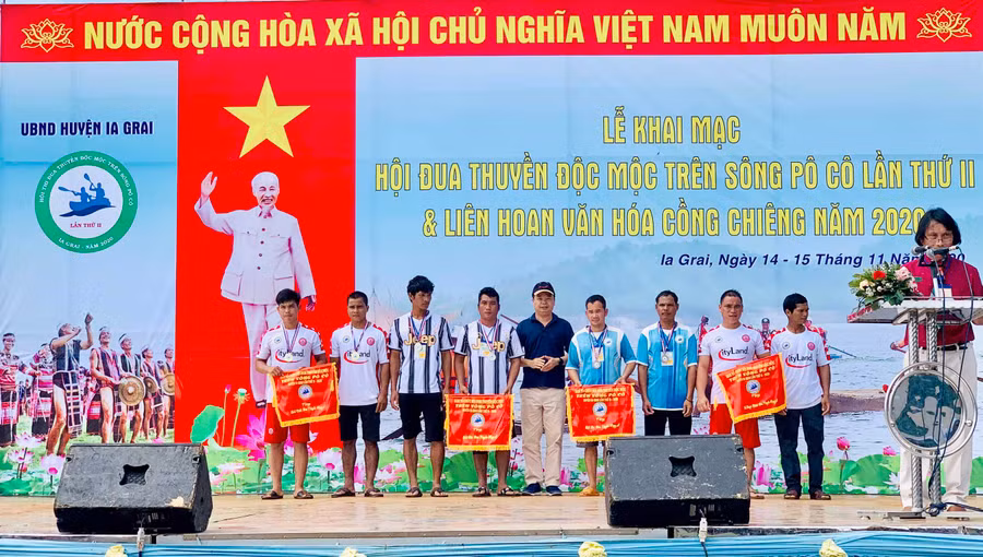 Ban Tổ chức trao giải cho các đơn vị đạt giải tại Hội đua thuyền độc mộc-ảnh Phương Loan