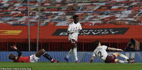 Tình huống Pogba (đỏ) phạm lỗi với Bellerin trong vòng cấm - Ảnh: GETTY IMAGES