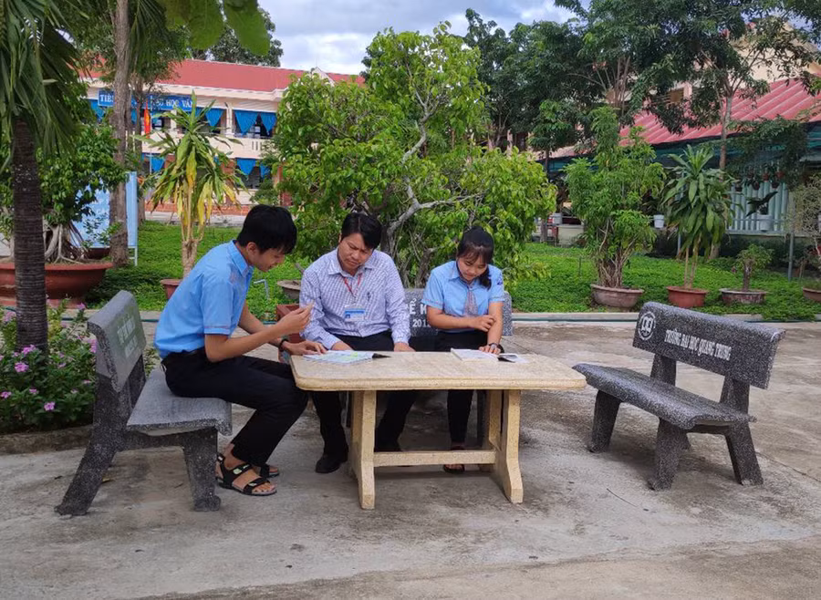 Thầy và trò Trường THPT Chu Văn An (huyện Krông Pa) học tập, vui chơi trong khuôn viên xanh mát. Ảnh: Phương Duyên
