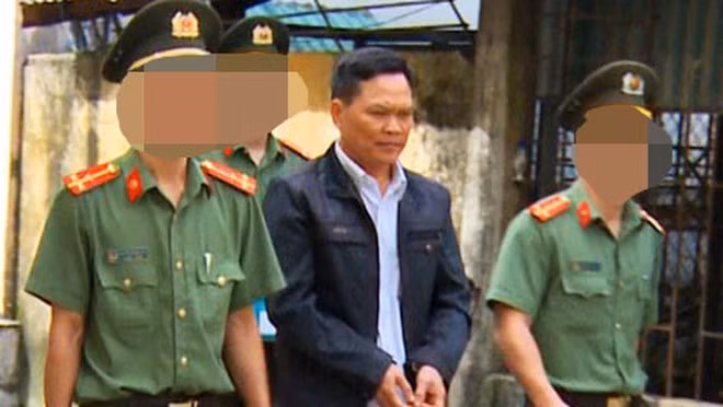 Cơ quan công an dẫn giải Phan Văn Giỏi.