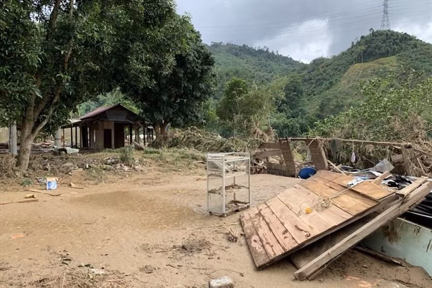 Thủy điện Đắk Mi 4 xả lũ đã làm hư hỏng hàng trăm nhà dân ở huyện Nam Giang, Quảng Nam. Ảnh: V.Ng