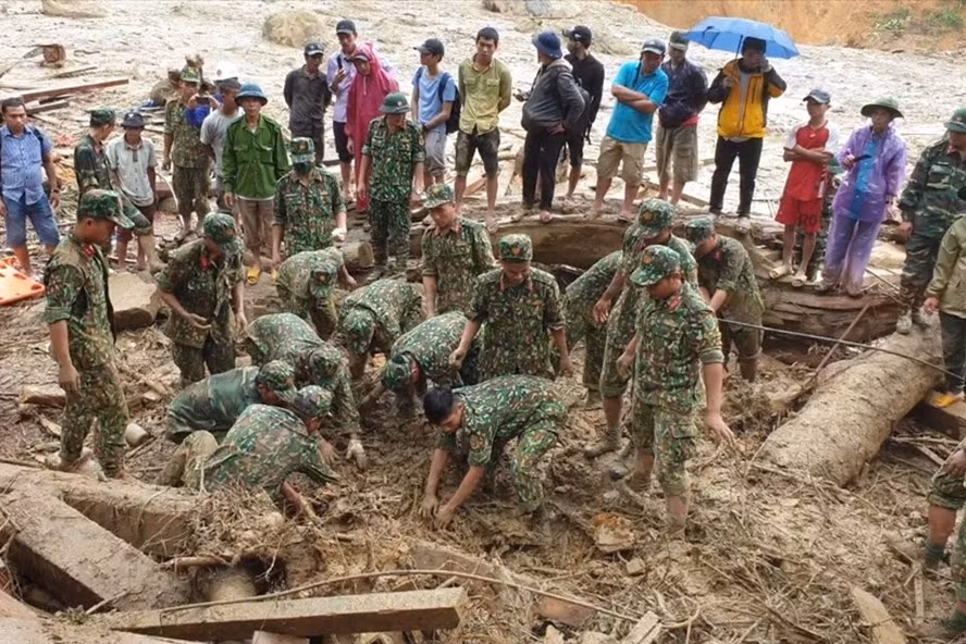 Lực lượng chức năng tìm kiếm nạn nhân mất tích ở Quảng Nam. Ảnh: Thanh Chung Lực lượng chức năng tìm kiếm nạn nhân mất tích ở Quảng Nam. Ảnh: Thanh Chung