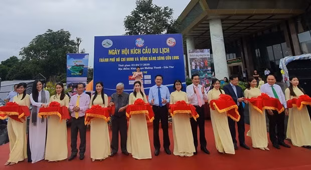 Nghi thức cắt băng khai mạc ngày hội kích cầu du lịch Thành phố Hồ Chí Minh và Đồng bằng sông Cửu Long. (Ảnh: Ánh Tuyết/TTXVN)