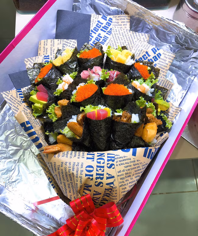 Bó hoa sushi được đặt trong hộp trước khi giao tận tay khách hàng tặng thầy cô ngày 20/11. Ảnh: NVCC.
