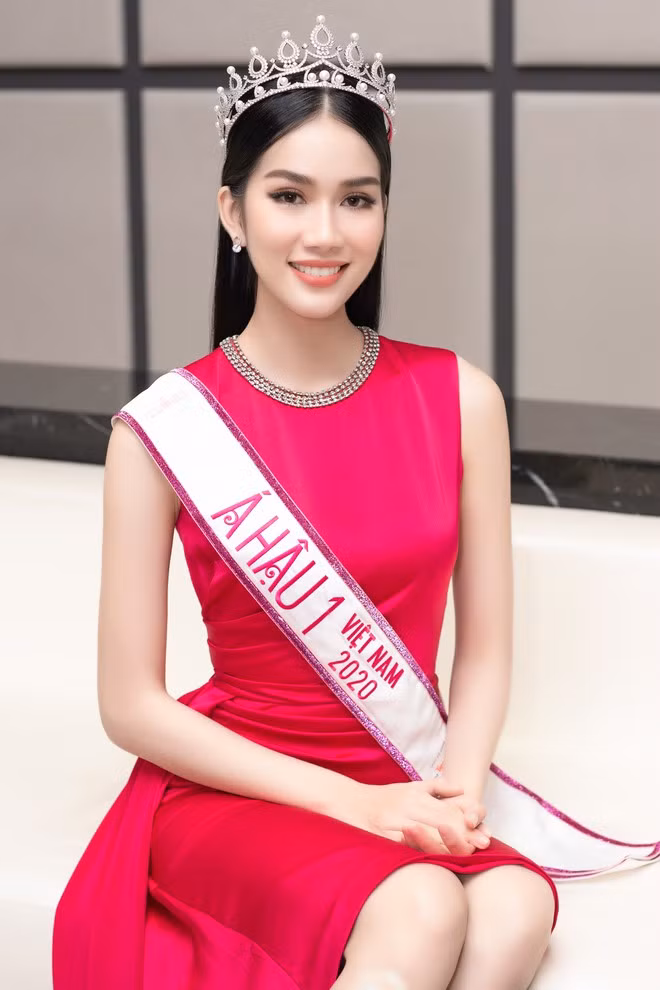 Chân dài cho rằng bình luận nói mình vào Top 3 là nhờ vào học thức thay vì nhan sắc là một lời khen. ẢNH: BTC