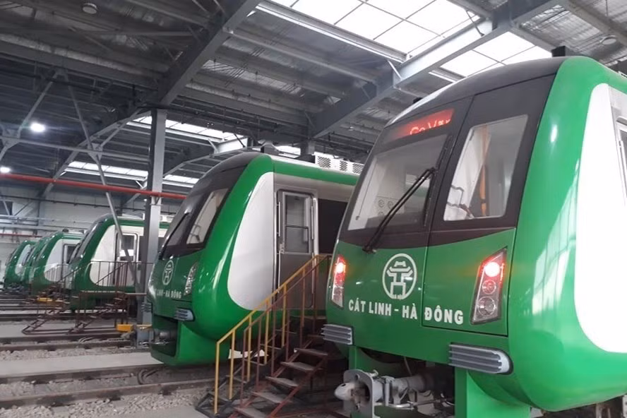  Đoàn tàu đường sắt Cát Linh - Hà Đông đang nằm “đắp chiếu” chờ chạy thương mại. Ảnh: Đ.T