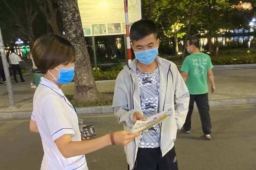 Cán bộ y tế xuống đường tuyên truyền người dân đeo khẩu trang để phòng, chống dịch COVID-19. Ảnh: D.H.